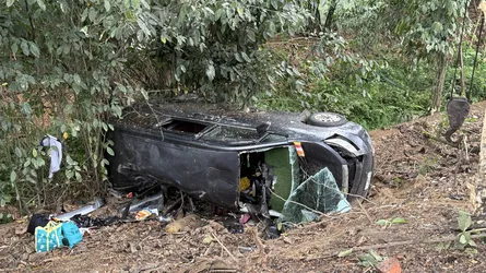লোহাগাড়ায় নিয়ন্ত্রণ হারিয়ে খাদে মাইক্রোবাস, নিহত ৩