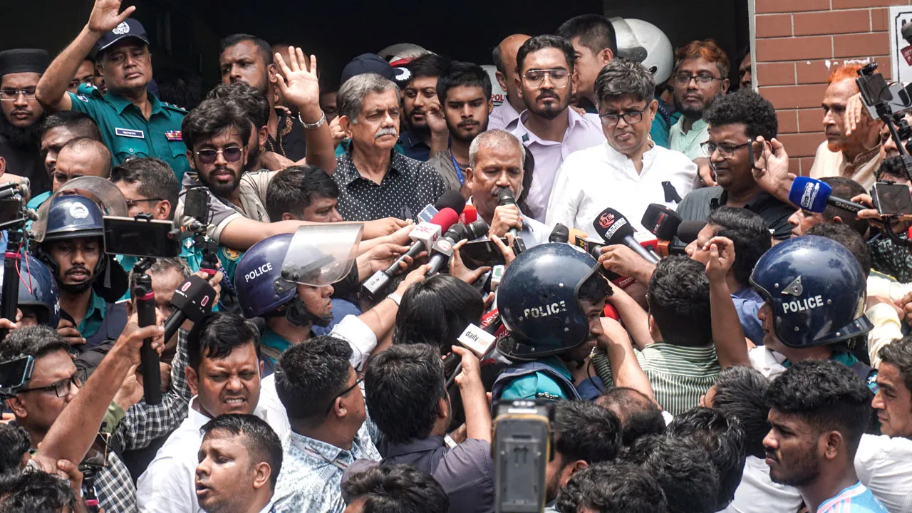 মাইলস্টোন স্কুল থেকে বের হতে পারলেন না দুই উপদেষ্টা