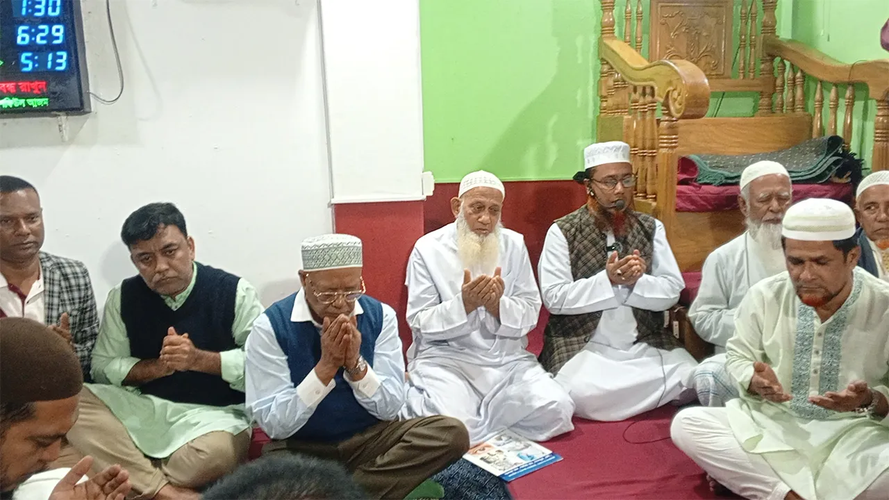দাগনভুঞায় খালেদা জিয়ার সুস্থতা ও ওসমান হাদির রূহের মাগফিরাত কামনায় দোয়া