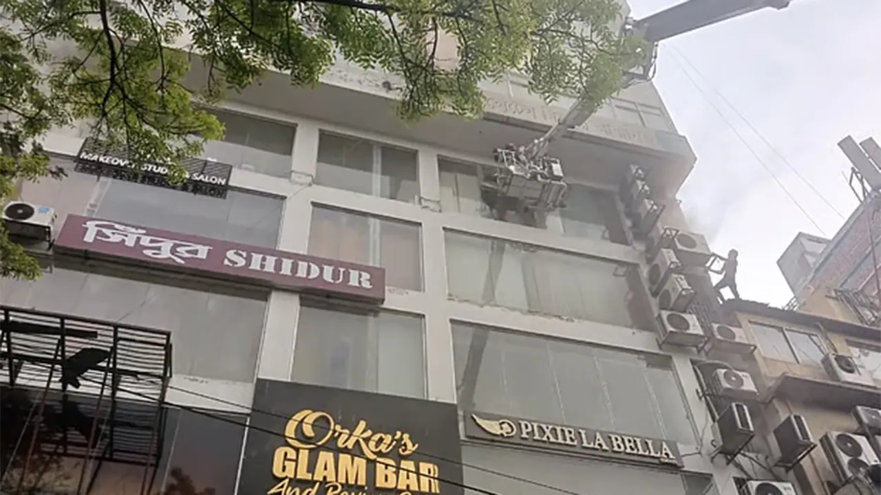 মিরপুরে বাণিজ্যিক ভবনে আগুন : হাসপাতালে ২ জনের মৃত্যু