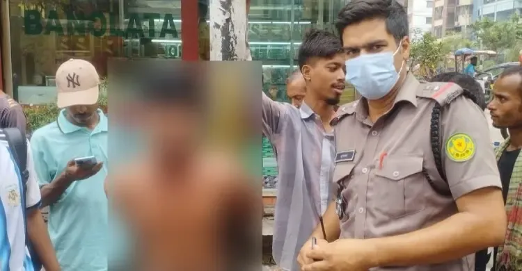 মোবাইল ছিনতাই করে পালানোর সময় হাতেনাতে যুবক আটক