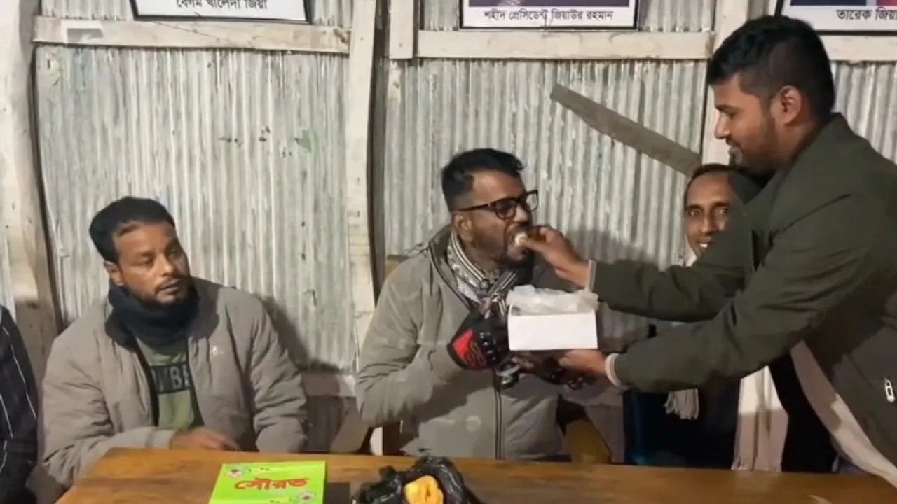 তারেক রহমানের স্বদেশ প্রত্যাবর্তনে মিরসরাইয়ে মিষ্টি বিতরণ