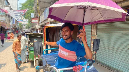 মিরসরাইয়ে গরমে দিশেহারা শ্রমজীবী মানুষ