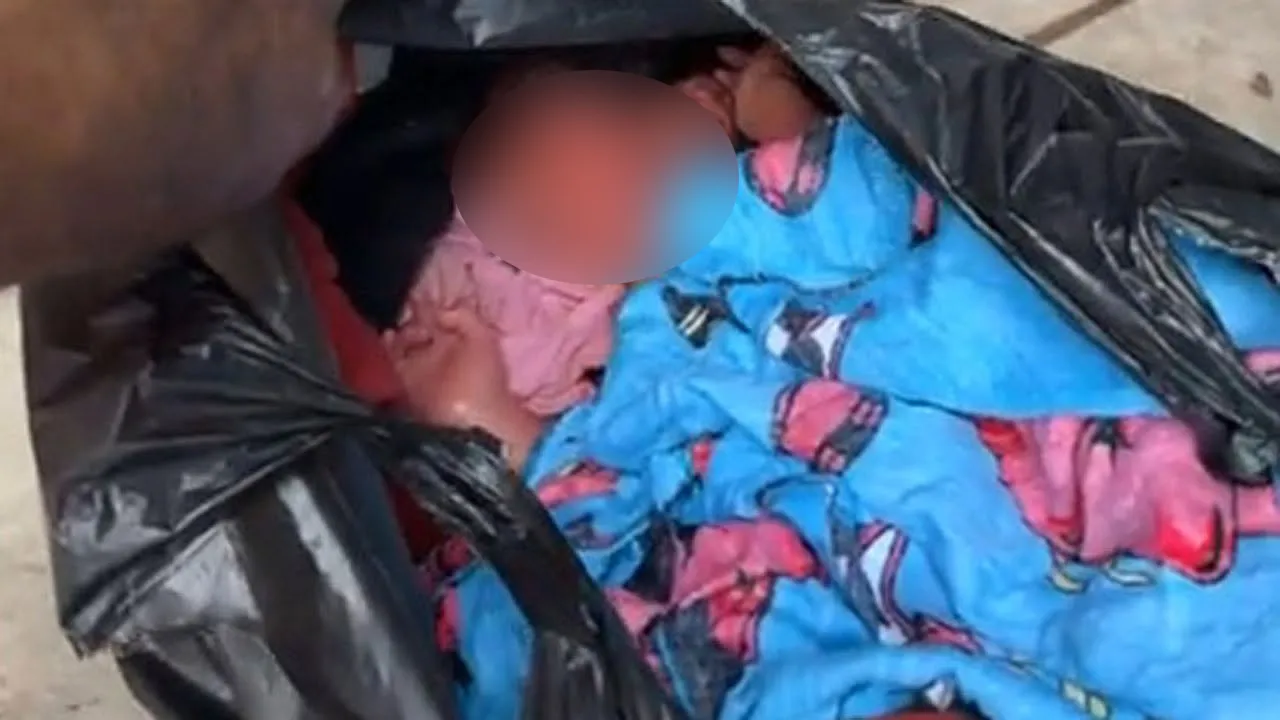 মিরসরাইয়ে পলিথিনে মোড়ানো নবজাতক উদ্ধার
