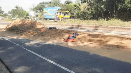 ঢাকা-চট্টগ্রাম মহাসড়কে ট্রাক উল্টে বালুর স্তূপ, দুর্ঘটনার আশঙ্কা