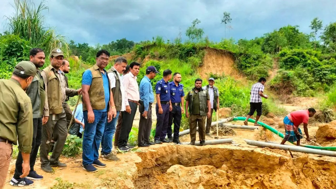 মিরসরাইয়ে পাহাড় থেকে বালু উত্তোলন, ৬ ড্রেজার ও ৬০০ ফুট পাইপ ধ্বংস