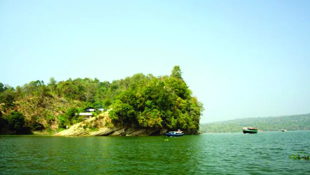 পাহাড়ে নৌ-ভ্রমণ