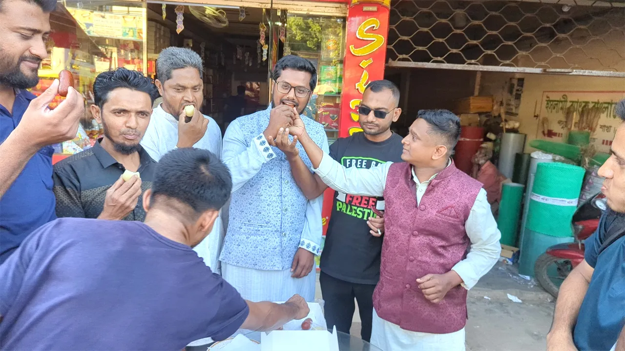 হাসিনার মৃত্যুদণ্ডের রায়ে লোহাগাড়ায় জনতার মিষ্টি বিতরণ
