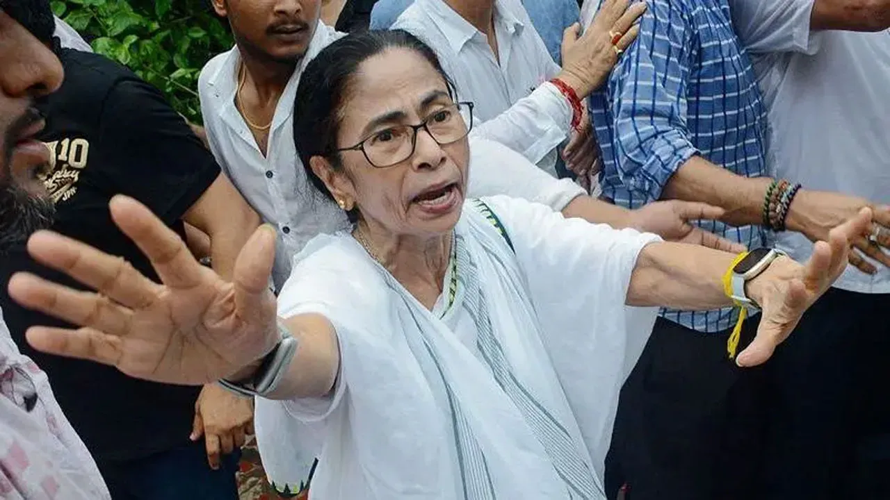 মমতা ব্যানার্জীর গাড়িতে পাথর নিক্ষেপ, প্রাণঘাতী হামলার দাবি সাবেক মুখ্যমন্ত্রীর