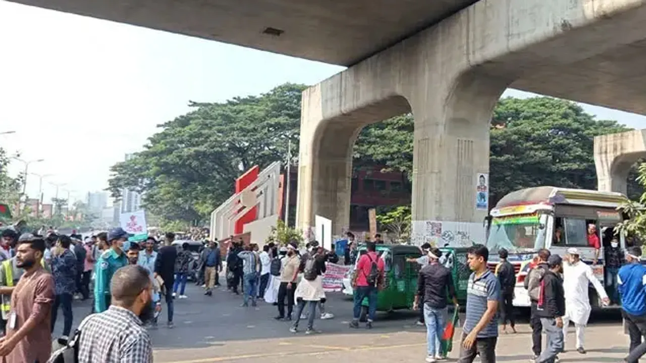 আগারগাঁওয়ে সড়ক আটকে বিক্ষোভ মোবাইল ফোন ব্যবসায়ীদের