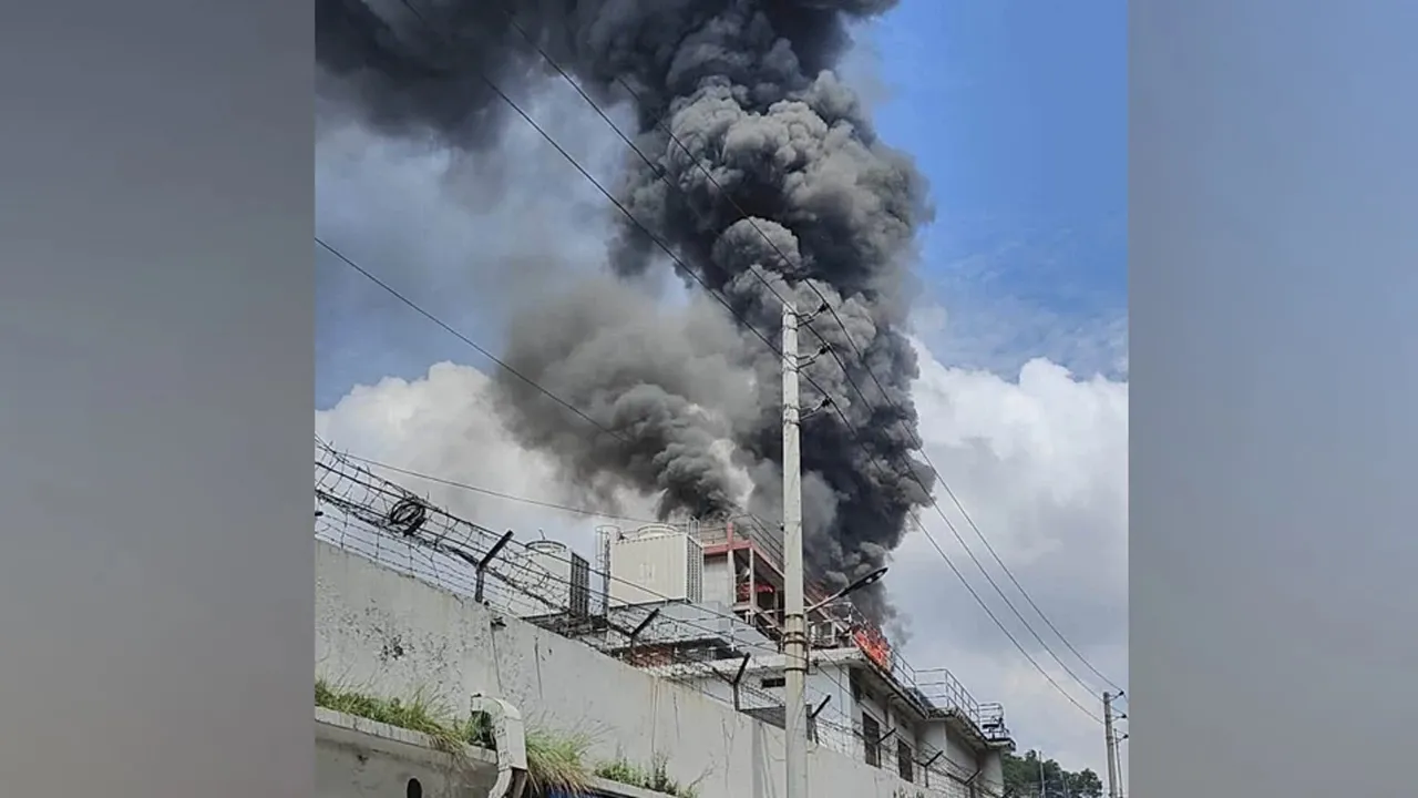 মহাখালীতে চারতলা ভবনের আগুন নিয়ন্ত্রণে