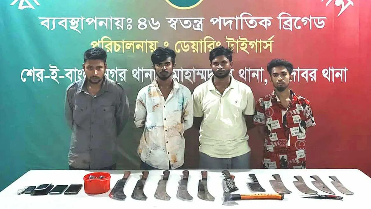 মোহাম্মদপুরে ককটেল ও দেশীয় অস্ত্রসহ গ্রেফতার ৪