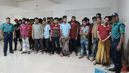 মোহাম্মদপুরের দেশীয় অস্ত্র ও বিস্ফোরকসহ গ্রেফতার ৪০