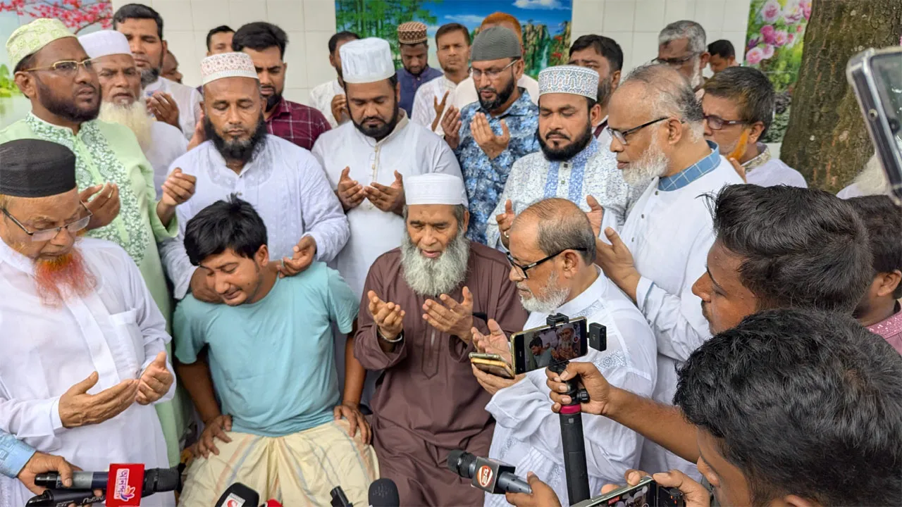 নিহত পরিবারের সাথে মুজিবুর রহমানের সাক্ষাৎ