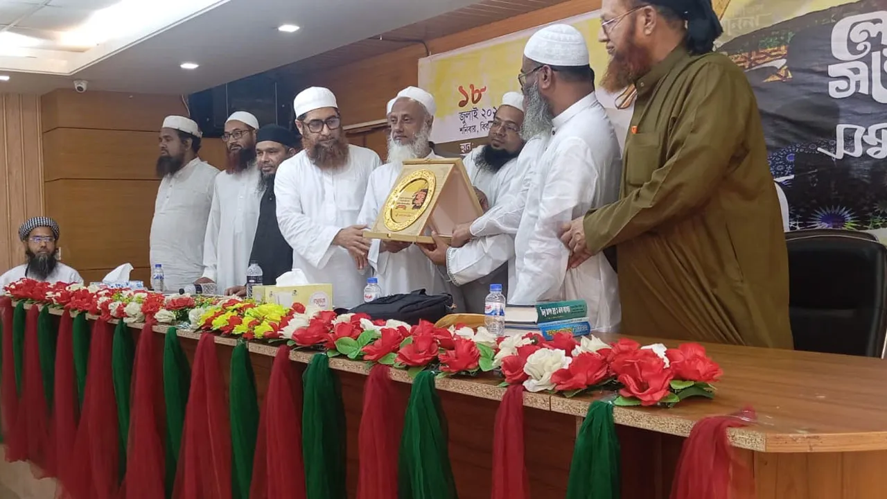 নয়া দিগন্তের মাওলানা লিয়াকত আলীসহ লেখক পরিষদ সম্মাননা পেলেন ৩ গুণী লেখক