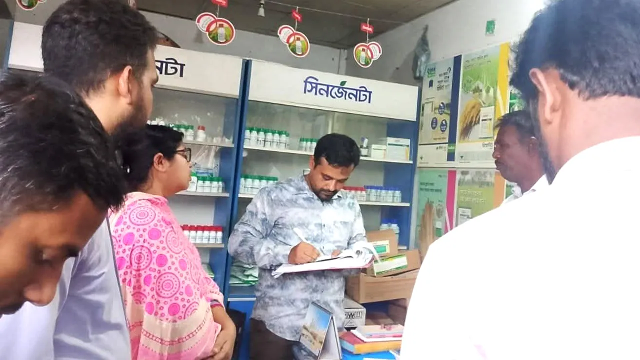 চৌগাছায় বেশি দামে সার ও নকল কীটনাশক বিক্রির অভিযোগ, বিপাকে কৃষকরা