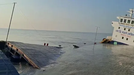 তজুমদ্দিনে ২ লাইটার জাহাজে সংঘর্ষ, ১৩ ক্রু উদ্ধার