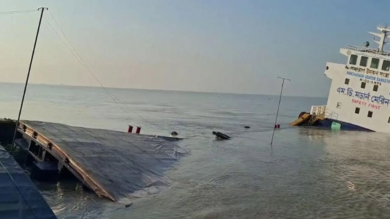তজুমদ্দিনে ২ লাইটার জাহাজে সংঘর্ষ, ১৩ ক্রু উদ্ধার