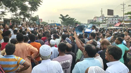 কুমিল্লা -৯ নির্বাচনী আসন পুনর্বহালের দাবিতে ঢাকা-চট্টগ্রাম মহাসড়ক অবরোধ