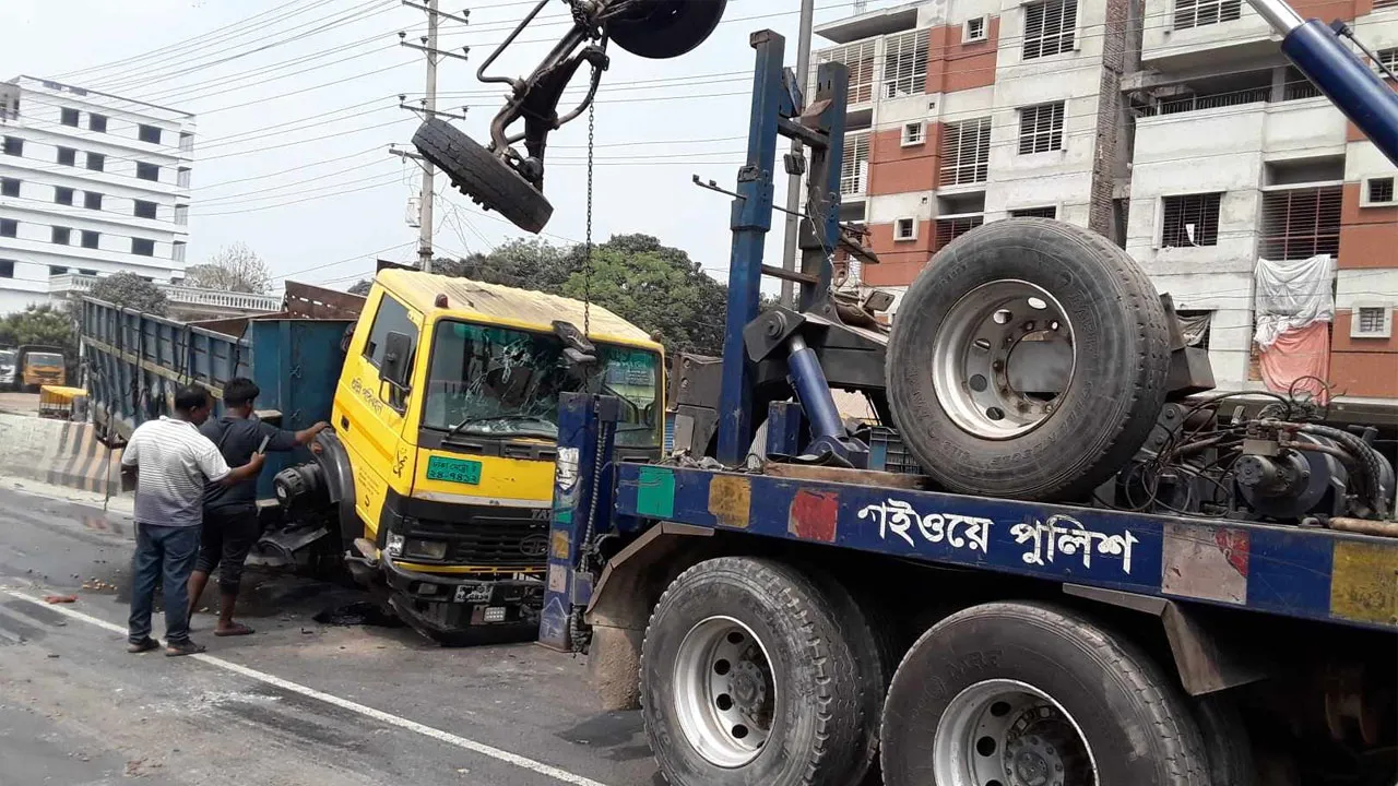 মির্জাপুরে দুর্ঘটনার শিকার ট্রাক উদ্বার করতে গিয়ে শ্রমিক নিহত, ওসিসহ আহত ৬