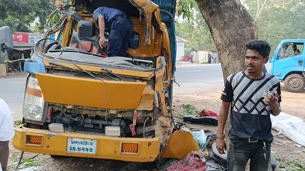 মুকসুদপুরে পিকআপ নিয়ন্ত্রণ হারিয়ে গাছের সাথে ধাক্কা, নিহত ৩