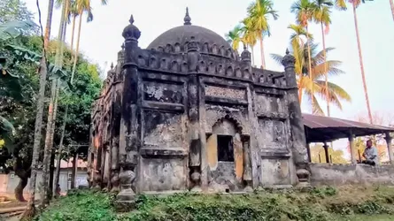 অবহেলায় হারিয়ে যাচ্ছে মুক্তাগাছার ৭০০ বছরের ভূঁইয়া বাড়ি জামে মসজিদ