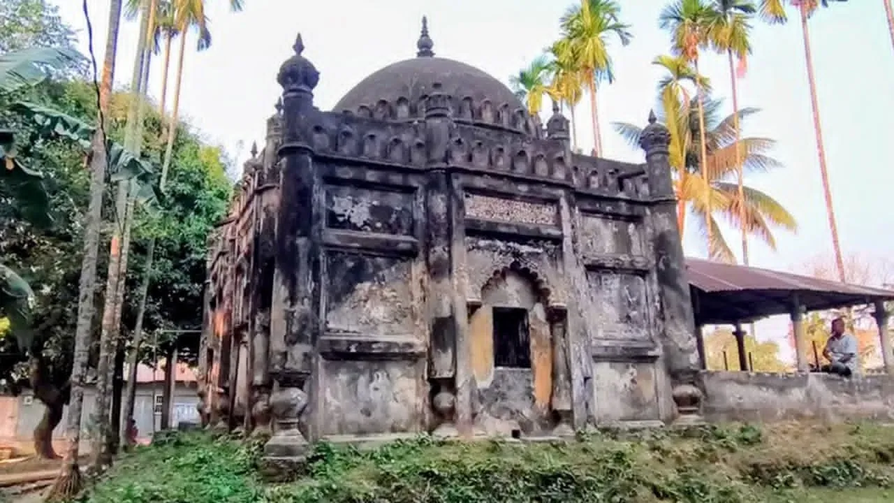 অবহেলায় হারিয়ে যাচ্ছে মুক্তাগাছার ৭০০ বছরের ভূঁইয়া বাড়ি জামে মসজিদ