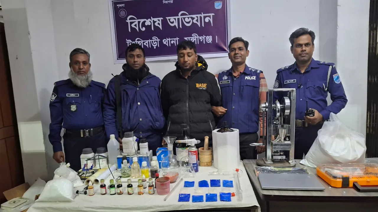 বিদেশ থেকে মেশিন এনে মুন্সিগঞ্জে ইয়াবা তৈরি, সরঞ্জামসহ আটক ১
