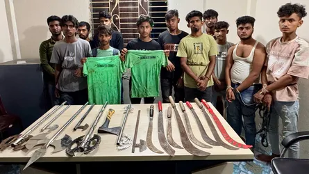নৌকায় দেশীয় অস্ত্র প্রদর্শন করে অশ্লীল নৃত্য : কিশোর গ্যাংয়ের ১৫ সদস্য গ্রেফতার