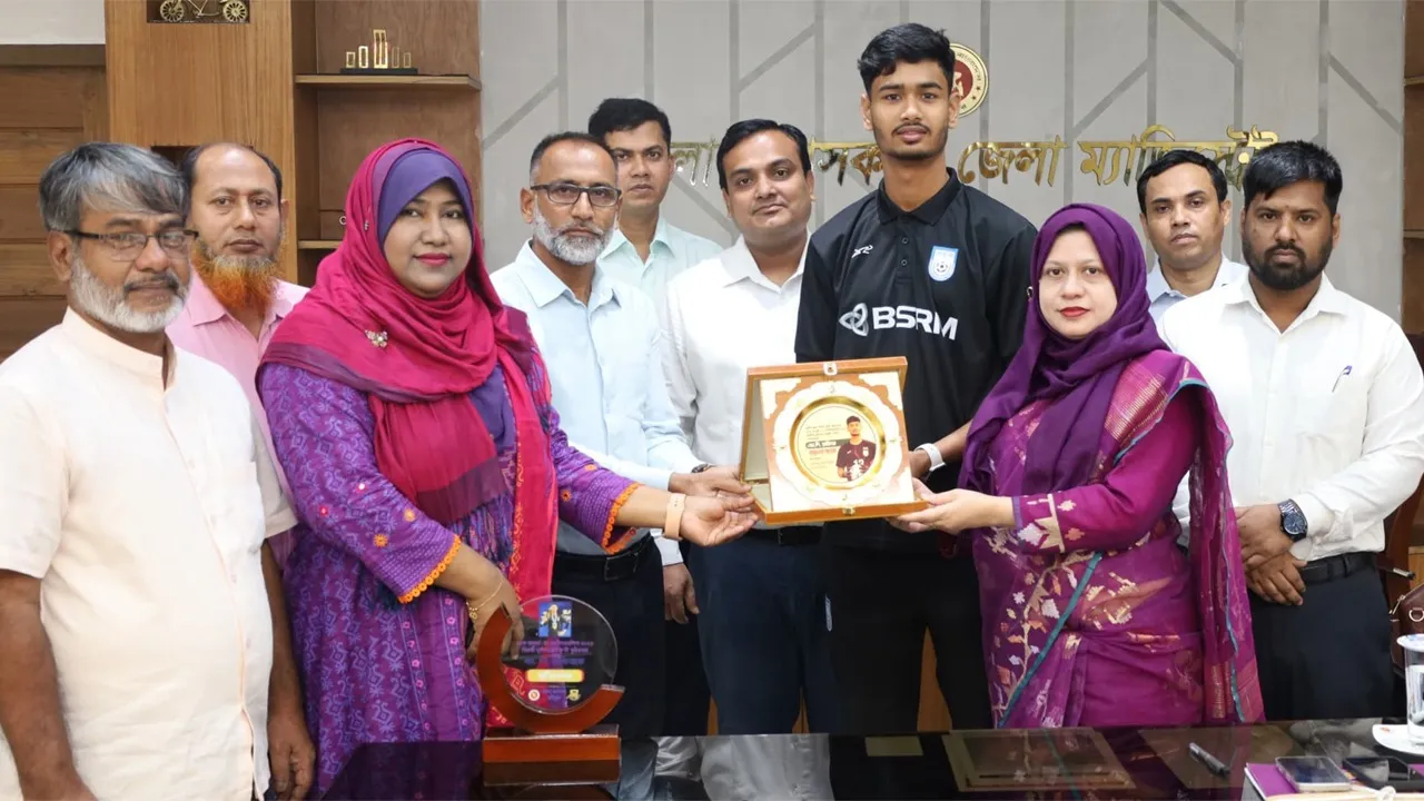 মুন্সীগঞ্জে সাফ অনূর্ধ্ব-২০ জয়ী ফুটবল দলের গোলরক্ষককে সংবর্ধনা