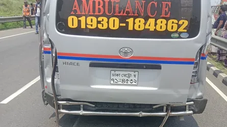 এক্সপ্রেসওয়েতে অ্যাম্বুলেন্সের পেছনে বাসের ধাক্কা, নারী নিহত