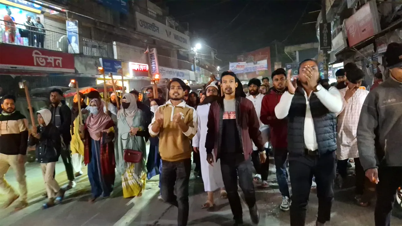 ওসমান হাদিকে গুলি করার প্রতিবাদে মুন্সীগঞ্জে মশাল মিছিল