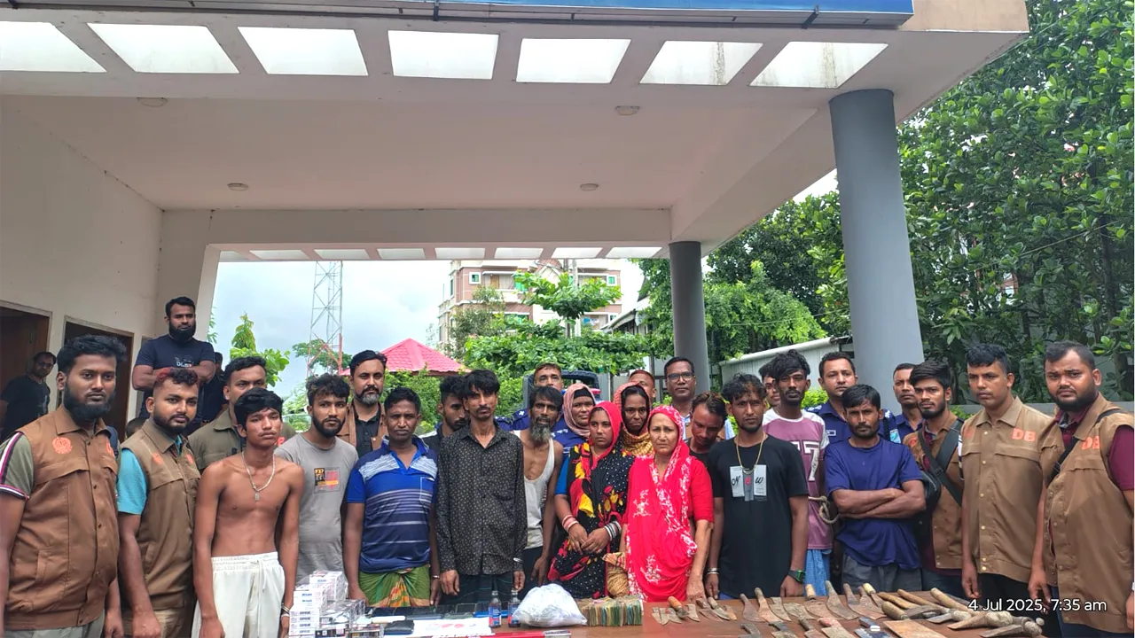 লৌহজংয়ে বেদে পল্লী থেকে ১৪ মাদককারবারি আটক