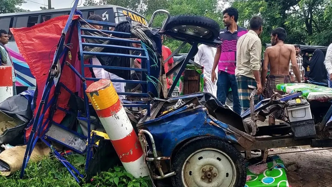 ময়মনসিংহে বাস-অটোরিকশা-পিকআপের সংঘর্ষে নিহত ২