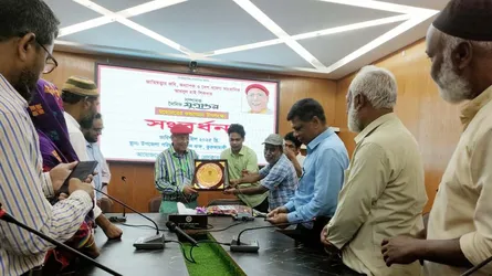 ভূরুঙ্গামারীতে কবি আবদুল হাই শিকদারকে সংবর্ধনা
