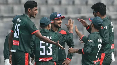 নাহিদ রানায় কাঁপছে জিম্বাবুয়ে
