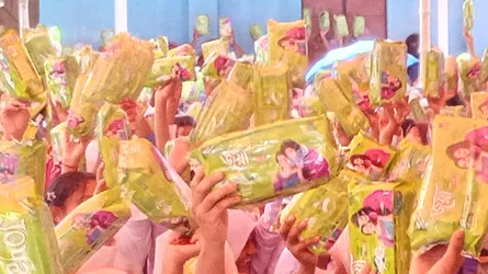 স্বাস্থ্য সুরক্ষায় কিশোরগঞ্জের ৬০০ ছাত্রীকে স্যানিটারি ন্যাপকিন দিল উপজেলা প্রশাসন