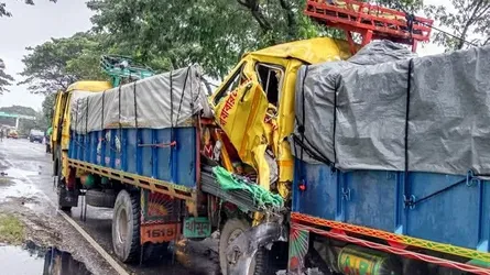 নাটোরে ট্রাকের পেছনে অন্য ট্রাকের ধাক্কায় একজন নিহত