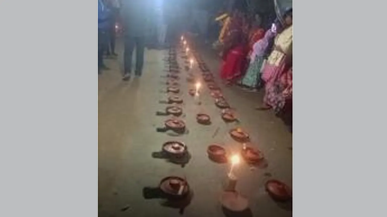 নাজিরপুরে শতবর্ষী পিঠা উৎসবে ১০৯টি চুলায় ভাজা হয় চিতই পিঠা