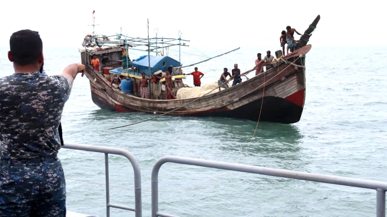 বঙ্গোপসাগরে ট্রলারসহ ১২ জেলেকে উদ্ধার করলো নৌবাহিনী