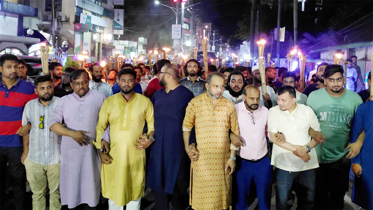 গোপালগঞ্জে হামলার প্রতিবাদে সিলেটে এনসিপি’র মশাল মিছিল