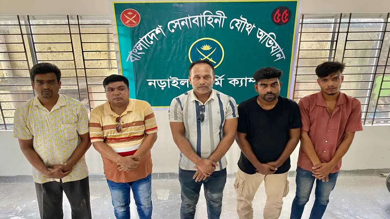 নড়াইলে দুর্ধর্ষ ডাকাত মনিরুলসহ গ্রেফতার ৫