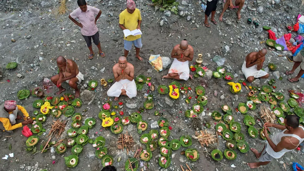 নেপালে নিখোঁজদের প্রতীকী শেষকৃত্য পালন করছেন স্বজনরা