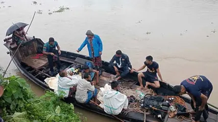 নেত্রকোনায় ধলাই নদীতে ট্রলার ডুবে ২ শ্রমিক নিখোঁজ