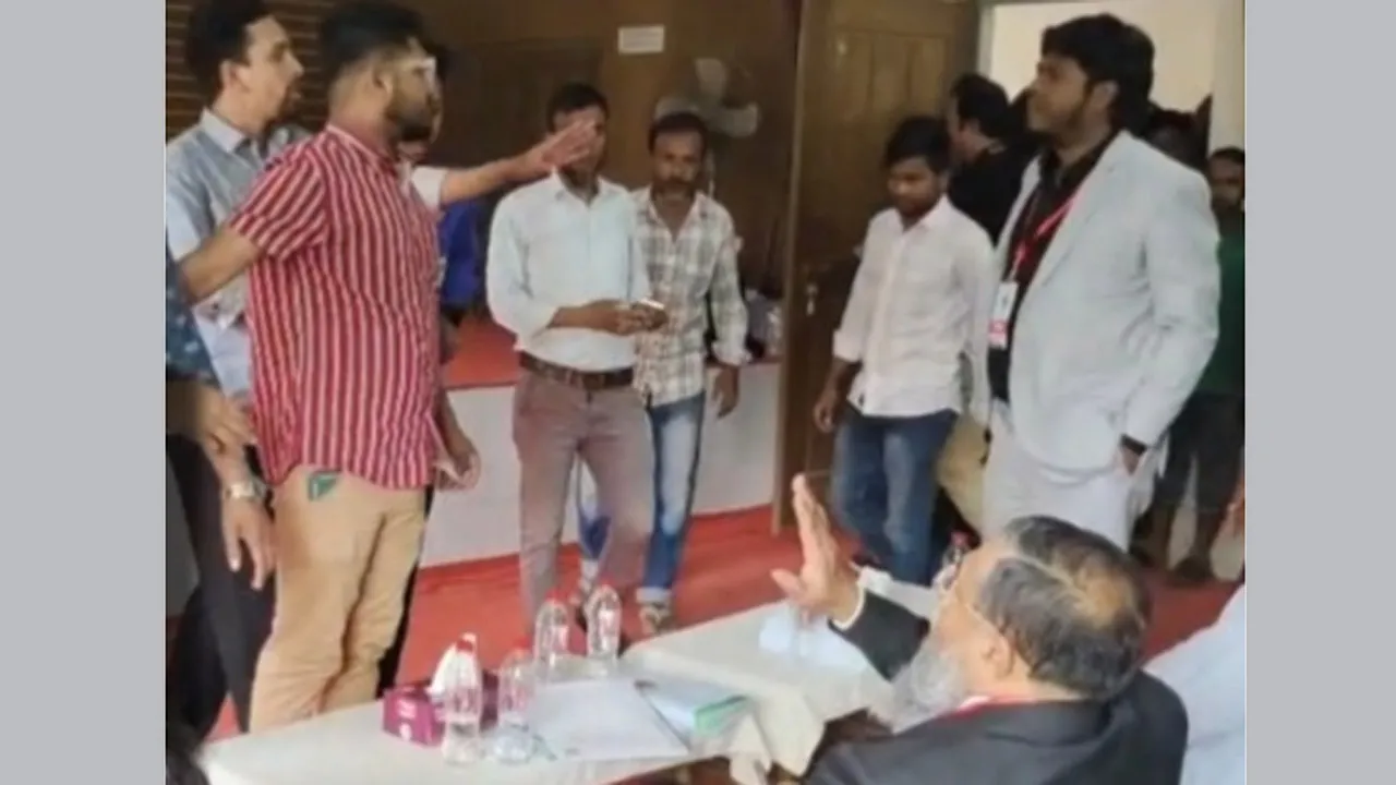 নারায়ণগঞ্জে উদ্যোক্তা সম্মেলনে বিকেএমইএ সভাপতি হাতেম নাজেহাল
