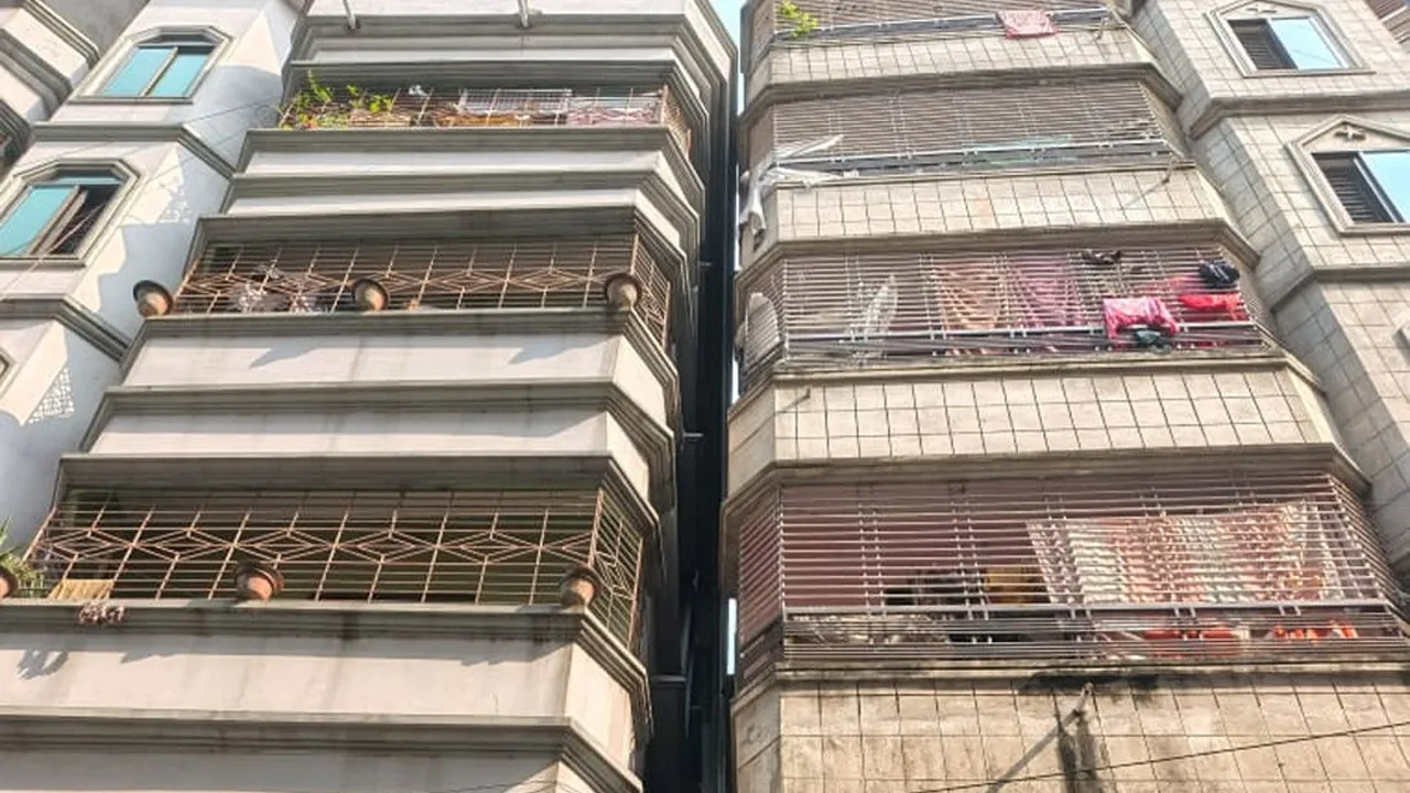 ভূমিকম্পে নারায়ণগঞ্জে হেলে পড়েছে অনেক ভবন, অনেকগুলোতে ফাটল