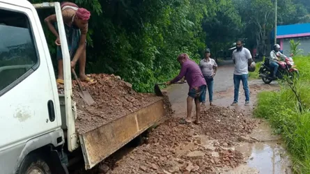 নয়া দিগন্তে সংবাদ প্রকাশের পর নগরকান্দায় সড়কের কাজ শুরু