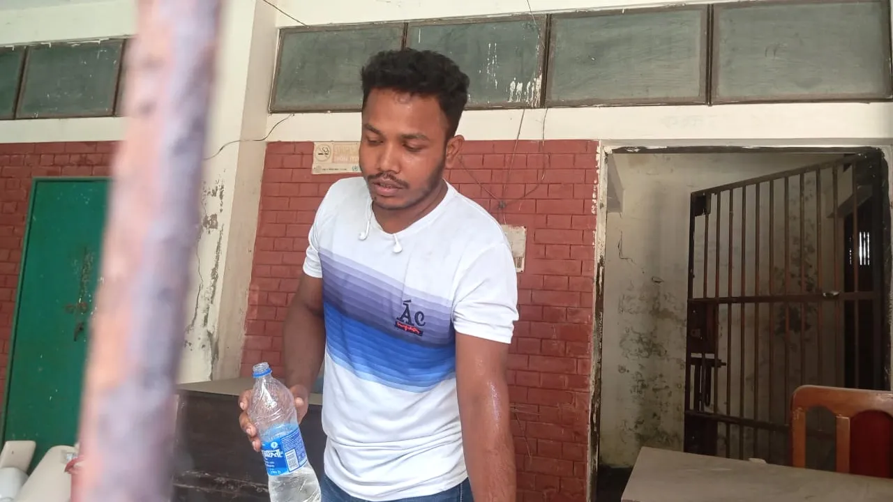 চুরির মামলায় হাজিরা দিতে এসে আদালত প্রাঙ্গণেও চুরি, আটক যুবক