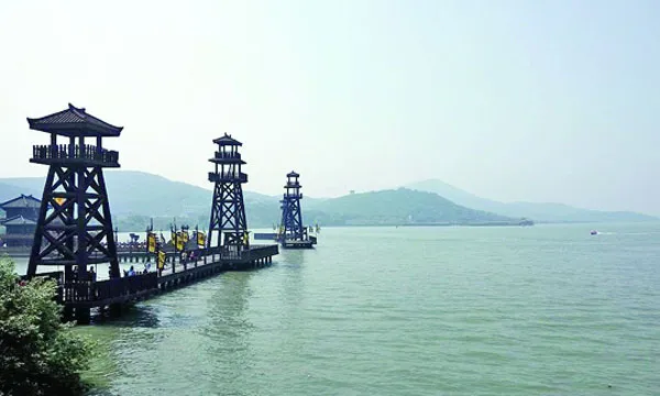 তাই  হ্রদের কথা  : নিকো হক