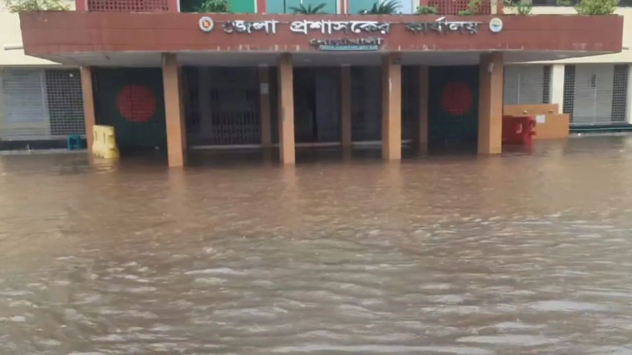 ভারী বর্ষণে তলিয়ে গেছে নোয়াখালীর জেলা শহর